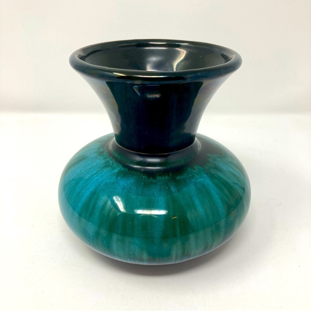 Vintage Blue Mountain Pottery vase. - Picture 2 of 10
